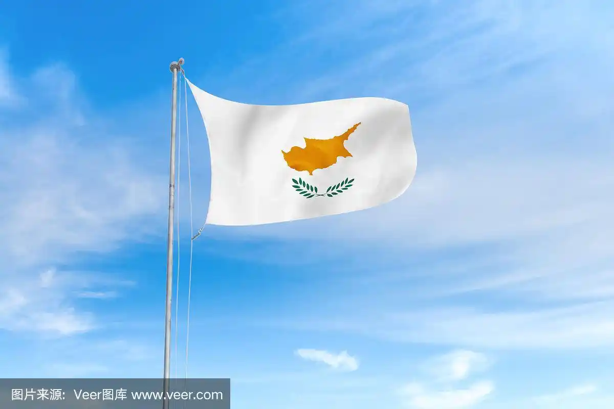 塞浦路斯国旗在蓝天背景