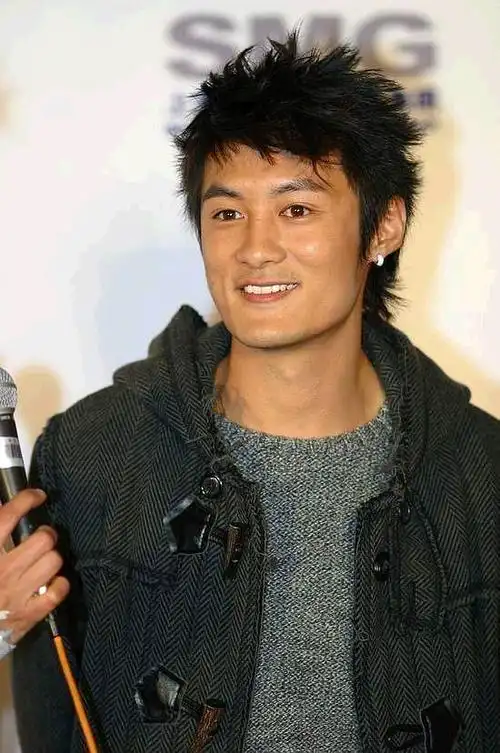 余文乐与卢巧音拍拖时压力大 曾想退出娱乐圈