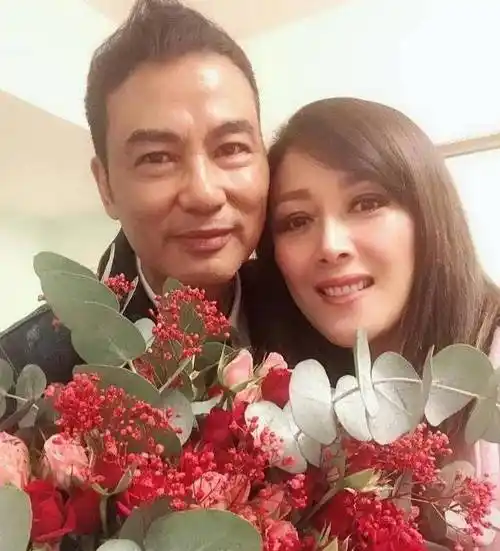 67岁任达华中山买房,打扮低调驼背像小老头,面色惨白引热议_网友_投资