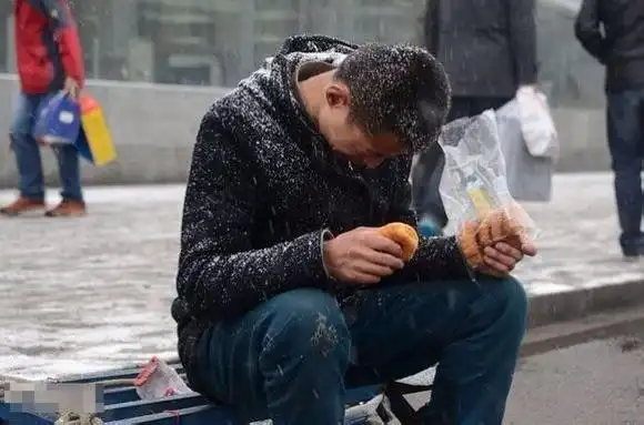 男人为了家,为了妻儿可以风餐露宿,有苦自己扛,有泪偷偷擦