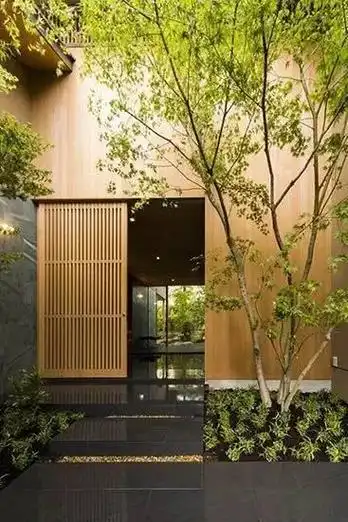 相对于简洁现代炫酷的入口设计,乡村田园风的庭院入口,显得明显低调了