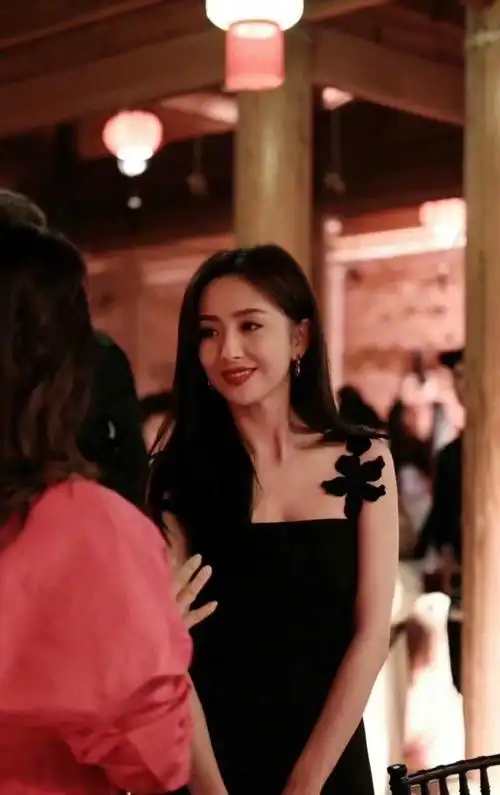 当40岁佟丽娅和33岁李沁站一起我明白了气质面前年龄不值一提