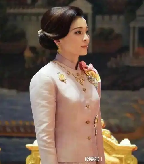 看完泰国王后苏提达才发现衣修身裙不短发盘起优雅又贵气