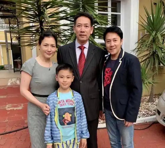 她是蔡国庆藏了30年妻子,穿灰色裙难掩贵妇美,五官精致不输明星_时尚