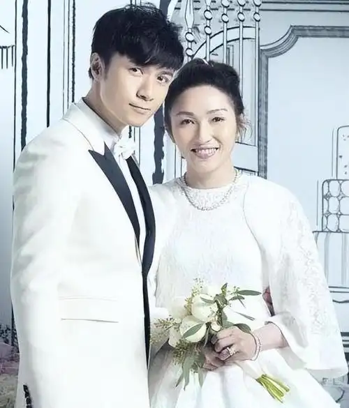 古巨基娶相伴23年经纪人52岁妻子低调生子一家三口幸福美满