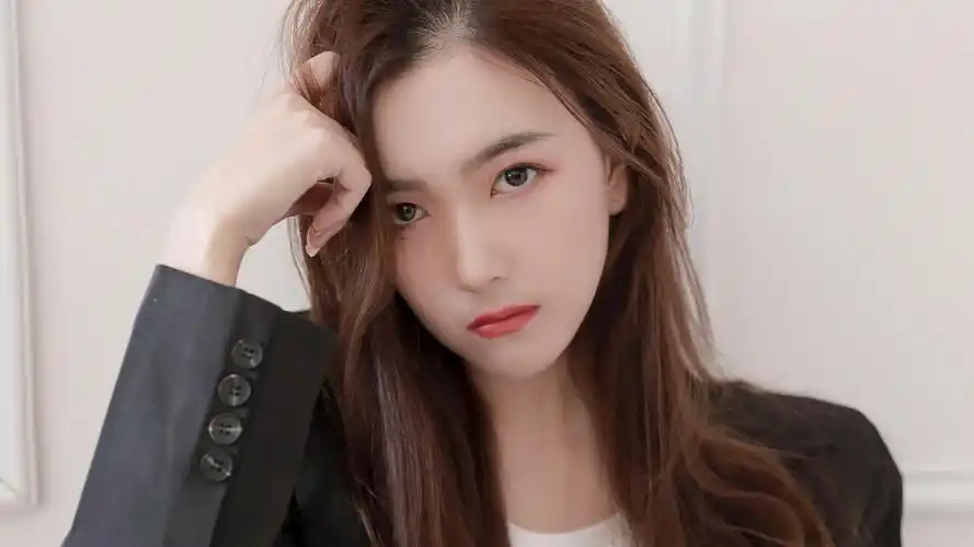 瓜子脸冷艳气质美女图片壁纸