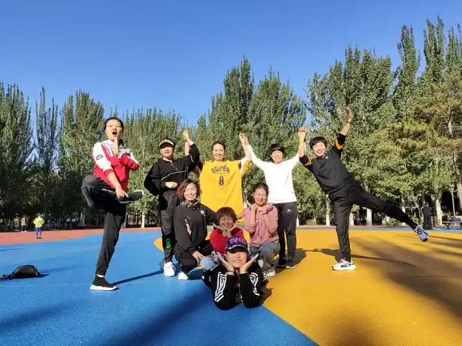 蓝天青翠树枝环绕间 九位天仙广场排阵闪耀眼 五星环配爱心奉献队形涟