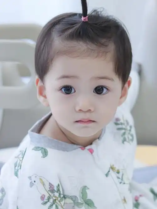 睡袋里的大眼男孩好好看的眼睛啊