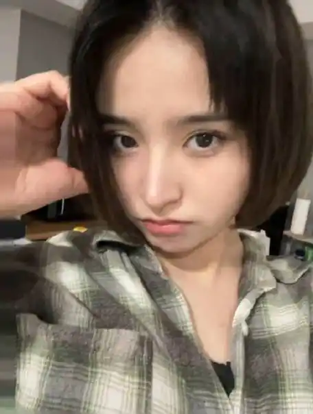 金子涵晒短发自拍照