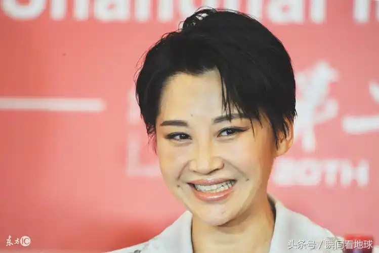 许晴早前短发亮相活动,网友:大家注意看下她的下巴!