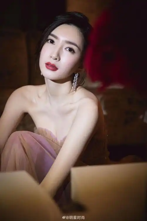 江疏影最新造型,她一身粉色抹胸裙大秀优越锁骨蝴蝶背
