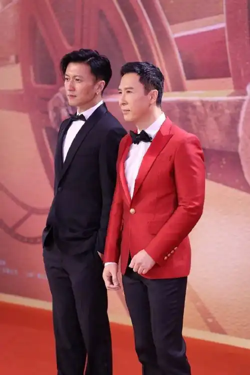 谢霆锋亮相电影节与甄子丹同框帅气十足西装侧分发型很青春