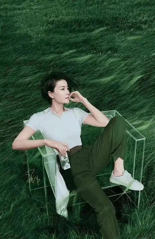 "王菲"实锤,白衬衫搭配高腰裤,挡不住的潇洒个性_西装_休闲风_短发