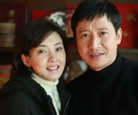 牛莉全家照曝光,隐藏21年老公比赵本山还富有,长相却一言难尽