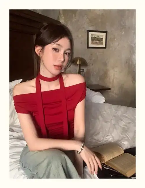 莫代尔【专供抖音天猫】红色一字领露肩t恤女夏季美式修身短款上衣