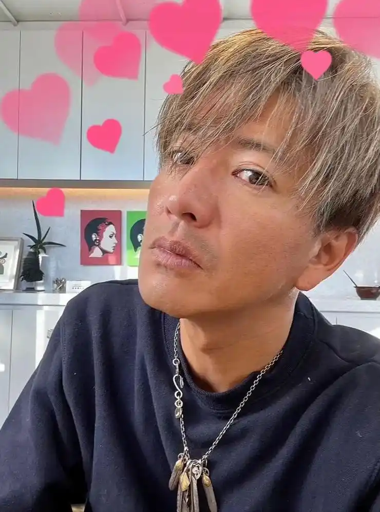 突然刷到木村拓哉50岁了和两位女儿站在一起却不显老男神就是男神我