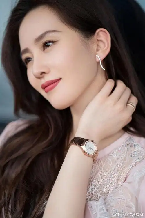 刘诗诗懒散的卷发造型,非常漂亮__财经头条
