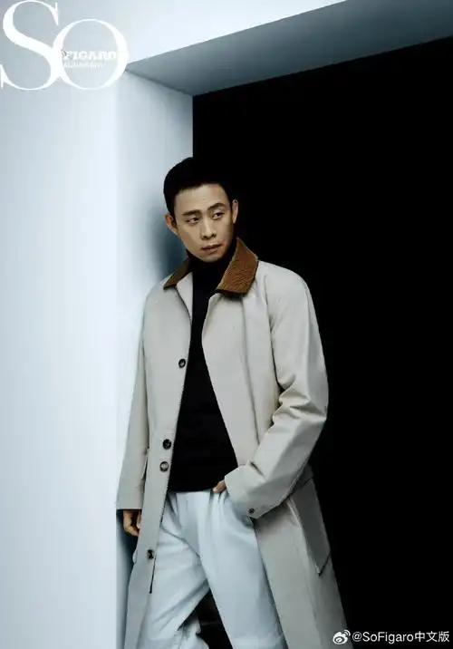 封面故事##张译房间思绪大片#观众对@张译的评价,最多的是影帝,好演员