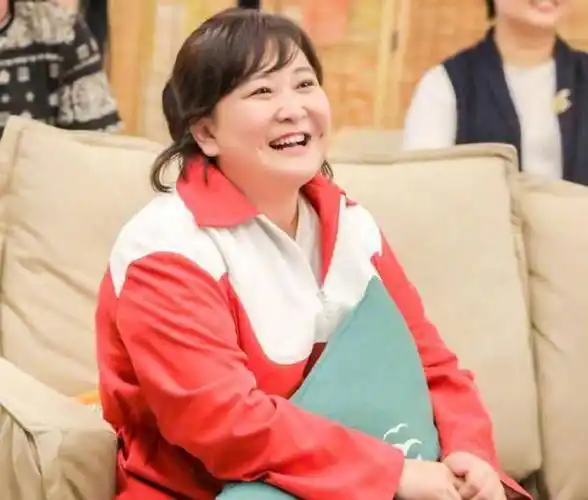 贾玲身材发福不少,看了她年轻照片,网友:惊艳到了!_身体_小时候_体重