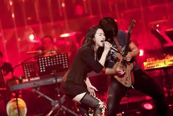 20年江苏卫视跨年晚会上,王力宏邀请谭维维合唱缘分一道桥,刚开始两人