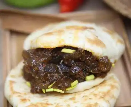 烧饼夹凉粉真的太好吃了.听说香香美食还来探店了!