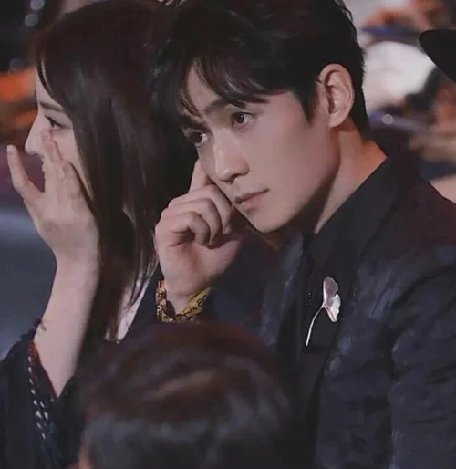 热巴朱一龙同框生图曝光,原以为是灾难现场,看到韩网评论:服气!