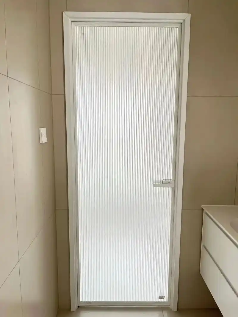 套了 #珍珠白搭配超白长虹玻璃 #极简窄边门 #单包套平开门安装效果图