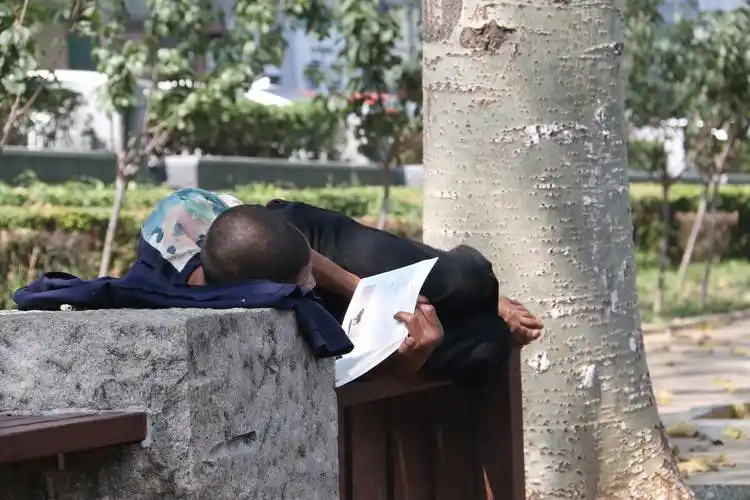 我不会称他为流浪汉,尽管他一再说自己没有亲人没有家,身体也不好,过