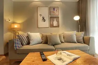 温馨简约宜家客厅沙发照片墙装饰