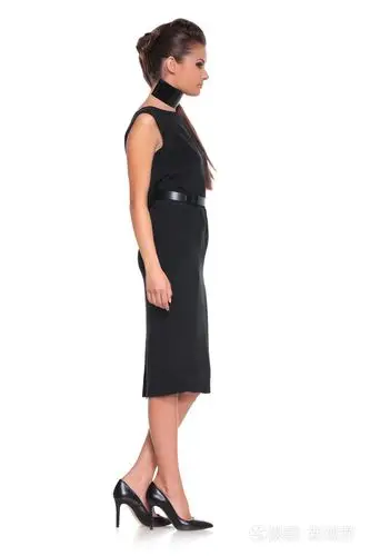 穿着黑色连衣裙的年轻时尚女性的侧视图