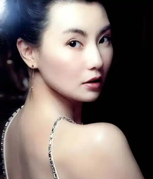 "影后"张曼玉:独居贫民区,58岁不婚不育,她究竟在追求什么?