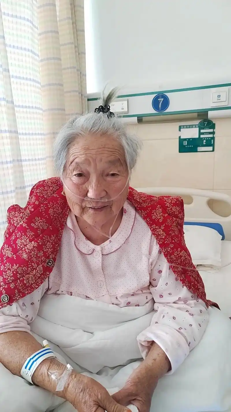 这个小老太太生病了,我的心里难过极了,她带大了我的老公,又为 - 抖音