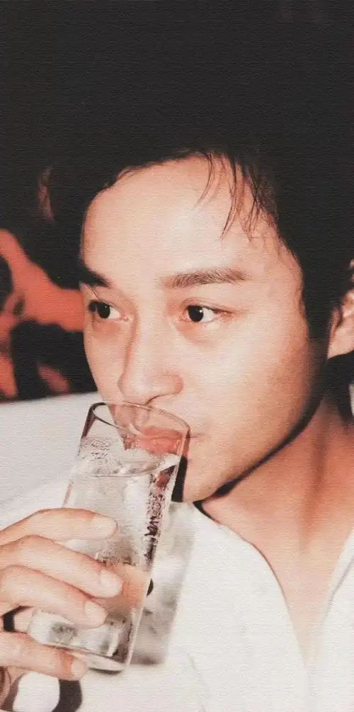 可以给我推荐一张张国荣先生的照片吗?