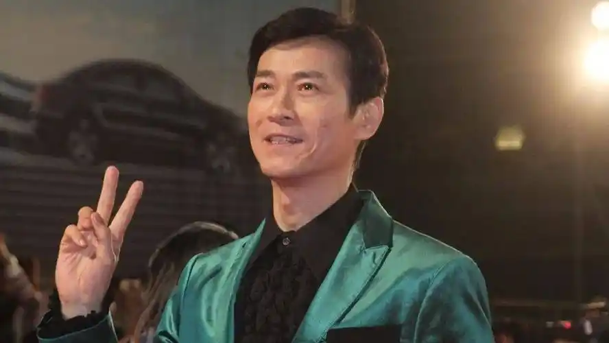 港星郑少秋55岁长女自杀,父母无法联系,女儿抑郁实属家庭悲剧!