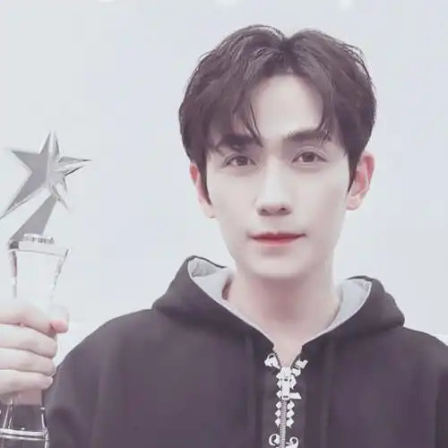 朱一龙头像拿图收藏点赞二传注明dt杨启乐