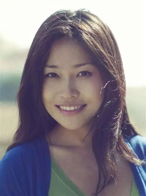 张艺谋大女儿近照,两嫁老外,惨遭家暴,而父亲娶小31岁美娇妻