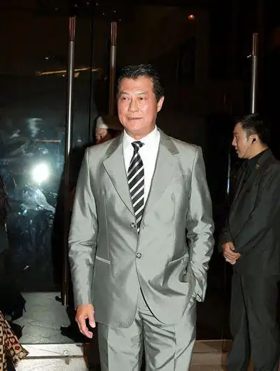 邓光荣1946年9月20日出生,祖籍广东省顺德,富裕之家长大的他在家