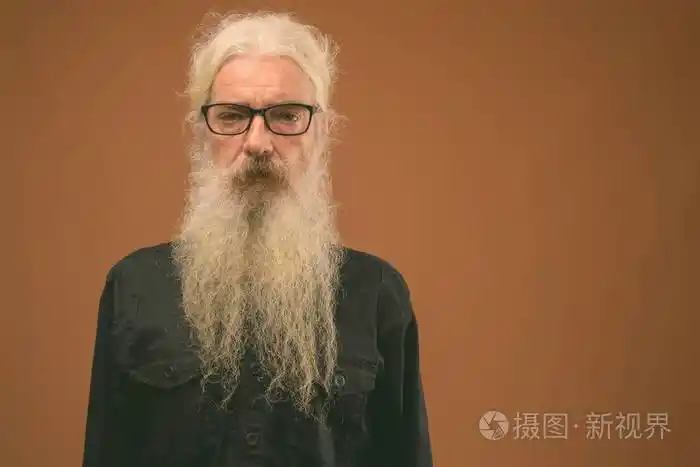 长着卷发和胡须的老胡子男人的画像