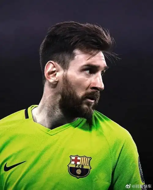 梅西的颜值从小就不缺.