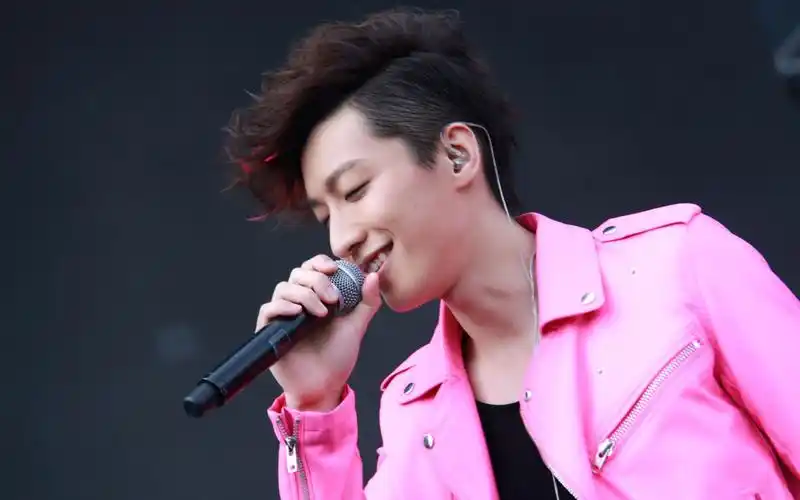 乔任梁:《洛丽塔》现场版 mv