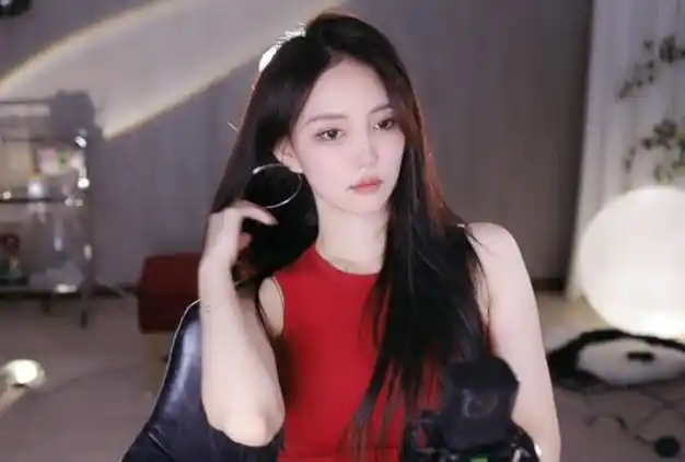 斗鱼女主播停播前发福利当众解开4颗扣子喊话超管封直播间