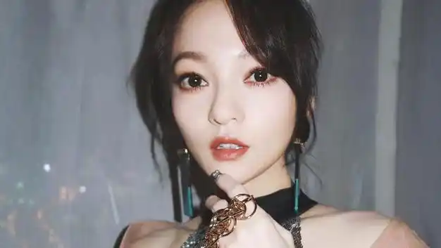 王心凌张韶涵粉丝互撕,质疑对方在玩文字游戏,两人黑历史被挖出|王菲