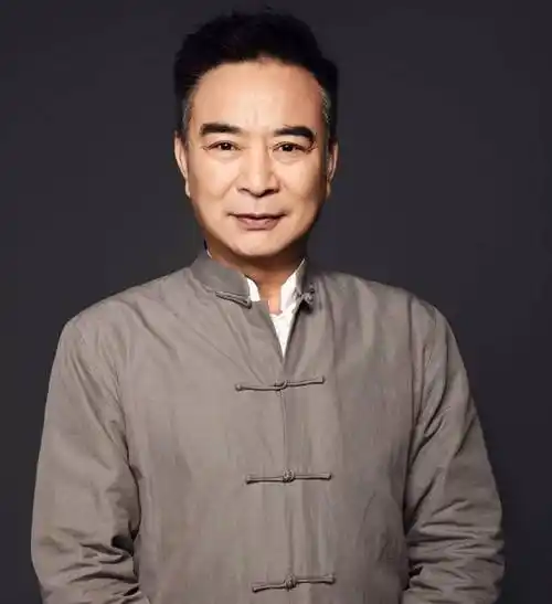 戏骨岳跃利回老家吃路边摊环境简陋地上都是垃圾说方言接地气