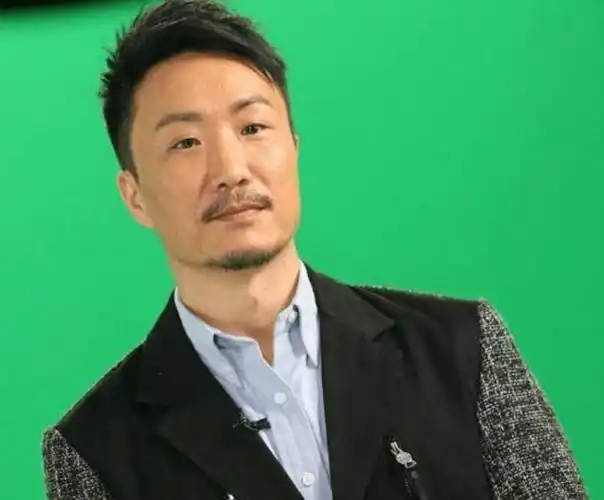 51岁郑中基近照曝光,留长发参加幼儿园家长会献唱,被赞接地气