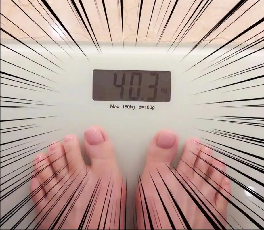 毛晓彤光脚晒体重,滑滑的小脚丫好可爱