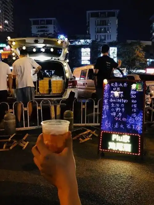 大厂楼下的流动酒摊望京青年的深夜穷鬼乐园