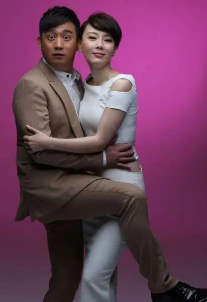 黄磊和陈数为制造绯闻牵手进出酒店又逛街第二天却无水花