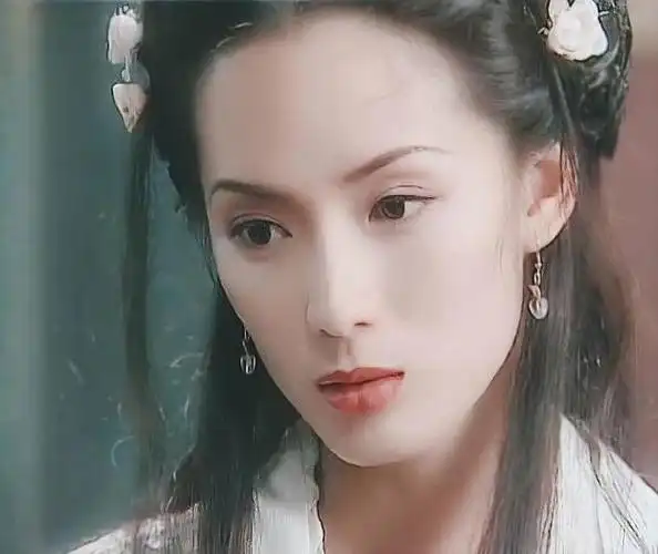 张可颐当年在《神雕侠侣》里面的程英,一袭绿衣在月光下吹笛子的时候