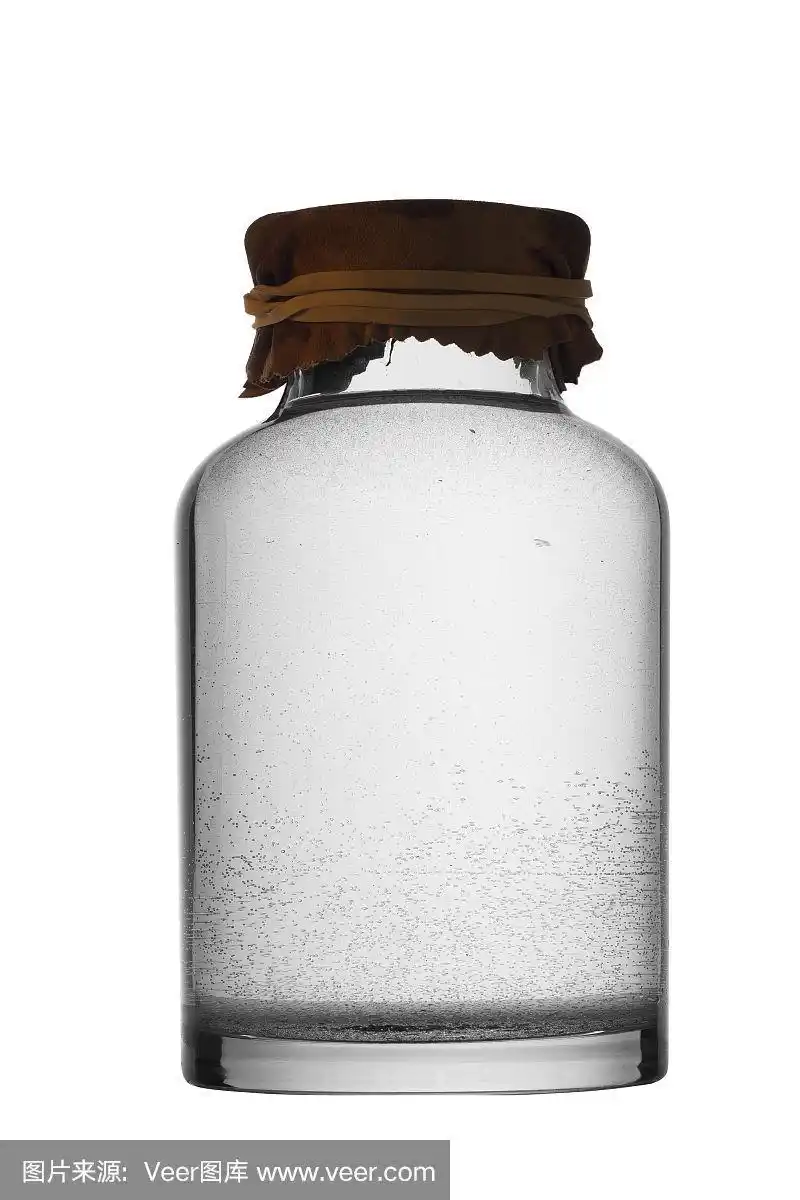 在白色背景上装满水的罐子