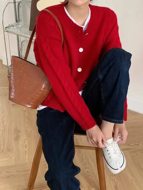 圣诞新年车厘子红色毛衣女2022新款设计感小众本命年针织开衫外套